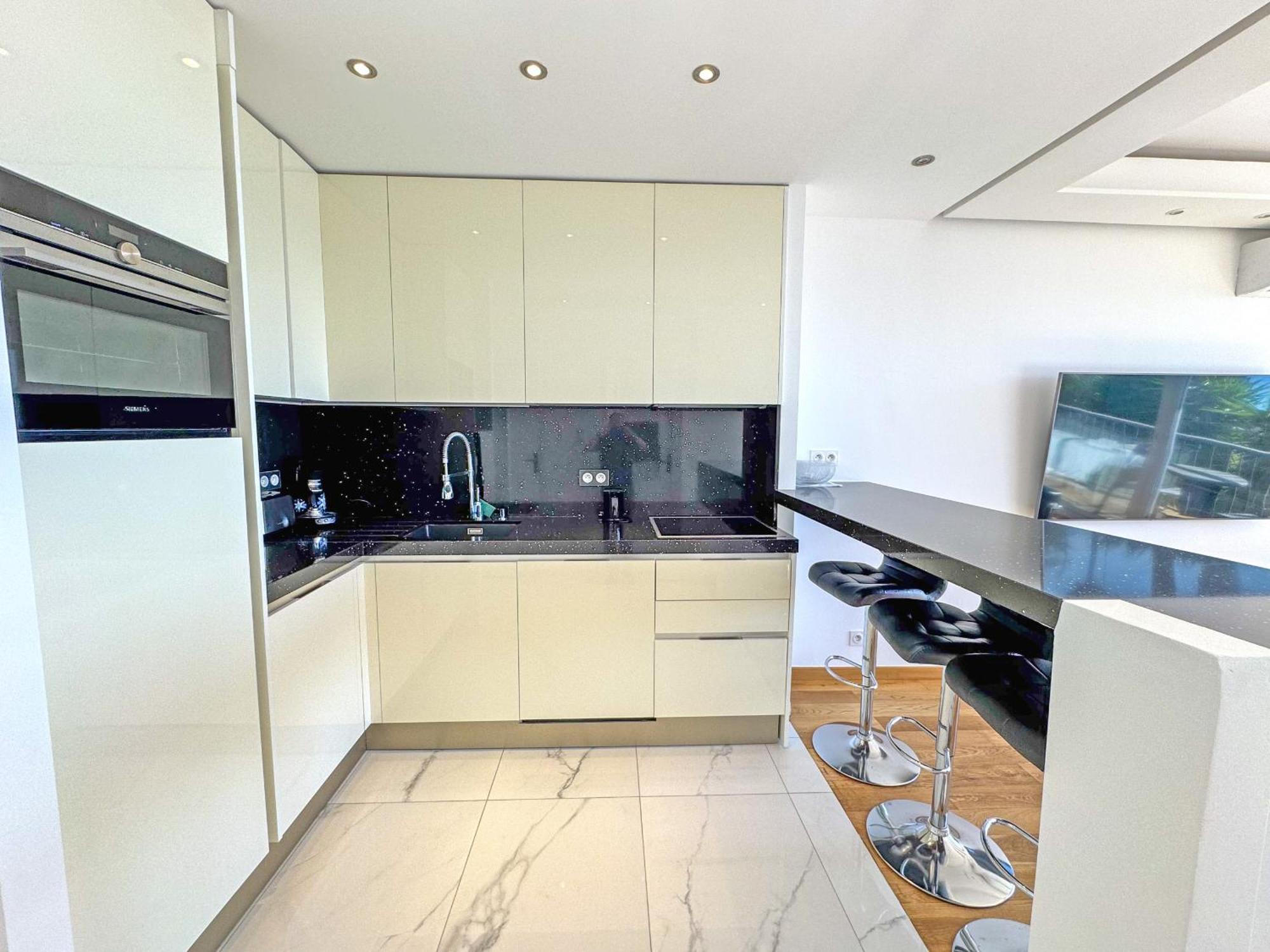 Cariatides - Promenade Apartment *